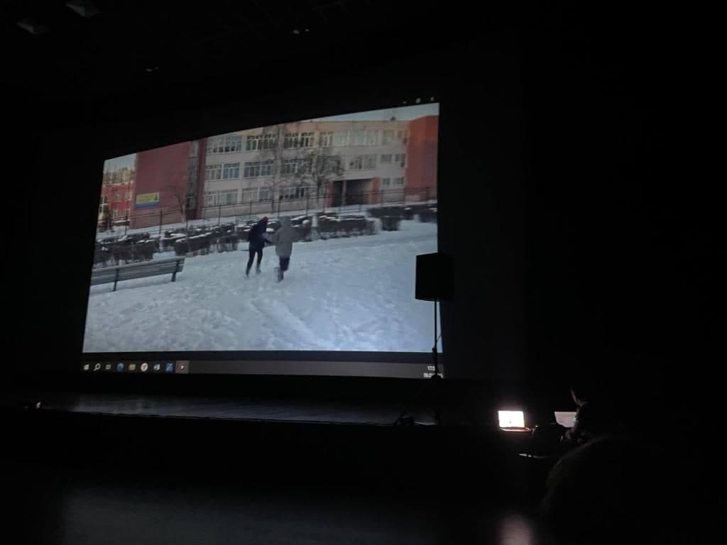 Конкурсный фильм на большом экране зала